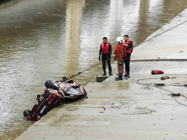 Kereta Toyota DX terbabas sebelum terjunam dalam sungai di Jalan Kuching pagi tadi.