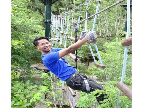 Penulis teruja mencuba aktiviti yang disediakan di Taman Tema Escape.