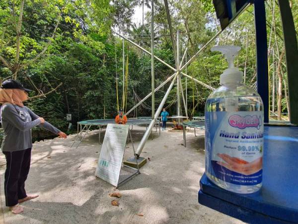 Cecair pembasmi kuman disediakan di setiap kawasan permainan.