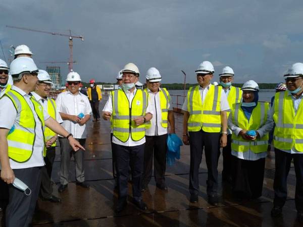 Hasni (tengah) melawat tapak pembinaan jambatan Sungai Pulai hari ini.