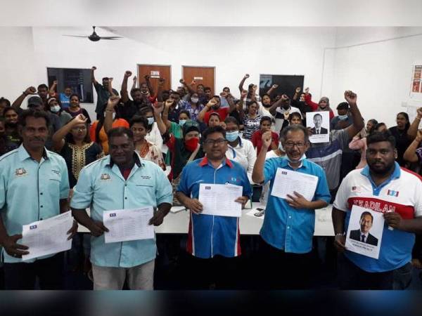 Gopalakrishnan dan sebahagian daripada 1,000 ahli baharu PKR yang menyerahkan borang di Pusat Khidmat ADUN Tiram, Johor Bahru hari ini.