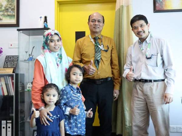 Nur Alyaa bersama pakar bedah Pusat Perubatan MSU yang menjayakan prosedur pembedahannya baru-baru ini.