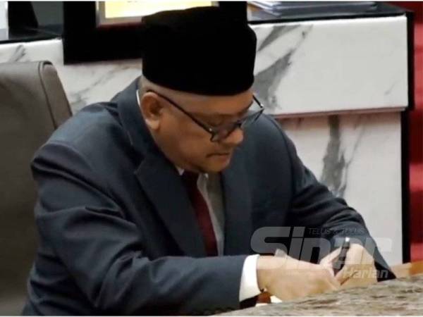 Hasnul menandatangani surat pelantikan jawatan Timbalan Speaker DUN Selangor.