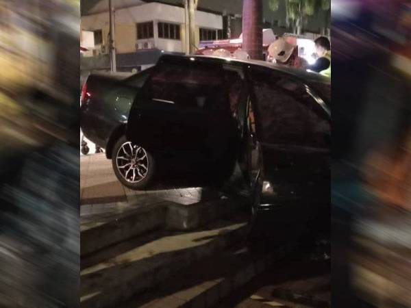 Kereta dinaiki kedua mangsa dipercayai terbabas lalu melanggar bangunan berhampiran.