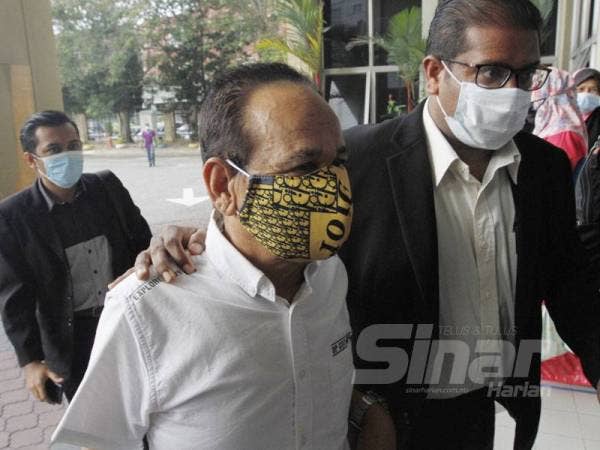 Tertuduh (kir) dibawa anggota SPRM ke Mahkamah Sesyen Khas Rasuah Butterworth.