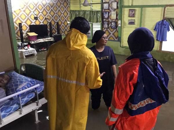 Penduduk yang terjejas dipindahkan ke pusat pemindahan sementara di SMK Bandar Maharani.