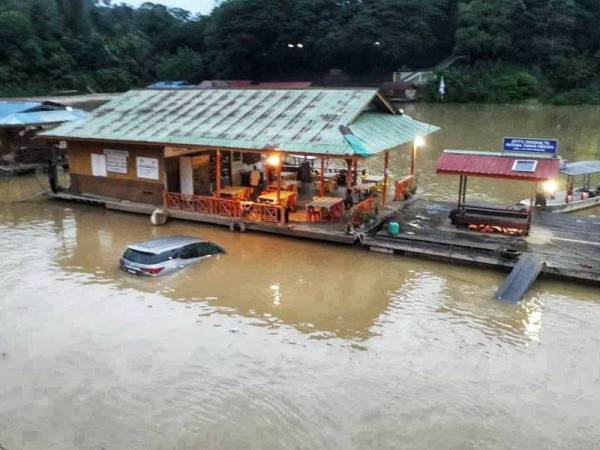 Antara kenderaan yang ditenggelami air dalam kejadian awal pagi tadi. - Foto pembaca