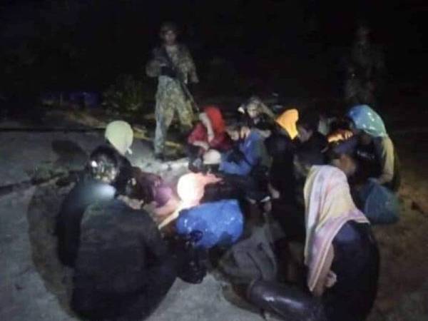 Angkatan Tentera Malaysia (ATM) menahan PATI warga Indonesia di Ladang Sungai Tengah dan Ladang Brunai, Bandar Penawar, Johor pagi ini. Foto: Internet