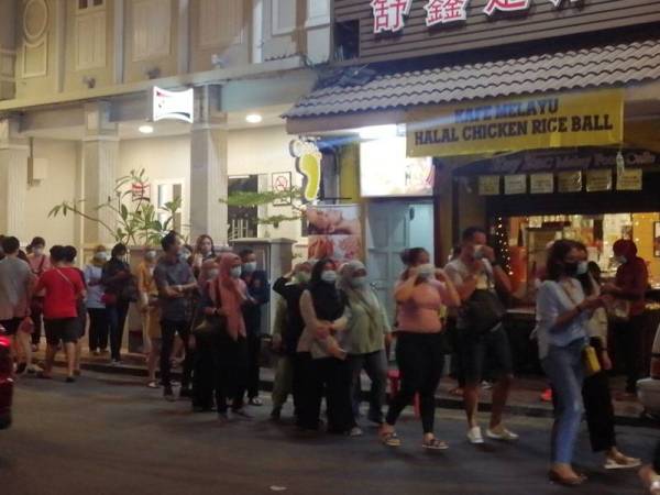 Orang ramai sanggup beratur panjang untuk masuk ke Pasar Malam Jonker Walk.