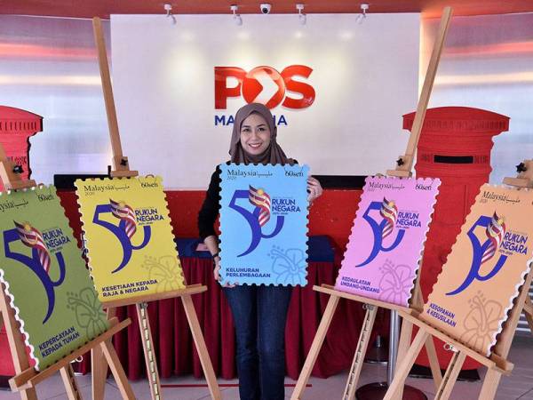 Kakitangan Pos Malaysia, Monaliza Abd Aziz menunjukkan replika lima koleksi setem keluaran khas jubli emas sambutan 50 Tahun Rukun Negara yang dikeluarkan oleh Pos Malaysia hari ini.