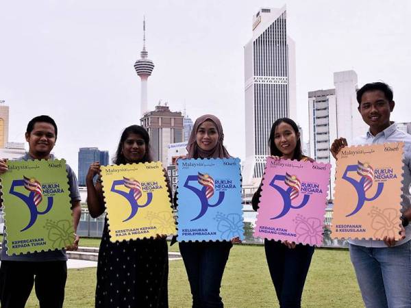 Kakitangan Pos Malaysia, (dari kiri) Muhammad Abdul Rahman, Vanee Krishnan, Monaliza Abd Aziz, Maggie Tan dan Raja Aqiff Haqim Raja Mohamed Affandi menunjukkan replika lima koleksi setem keluaran khas jubli emas sambutan 50 Tahun Rukun Negara yang dikeluarkan oleh Pos Malaysia hari ini.