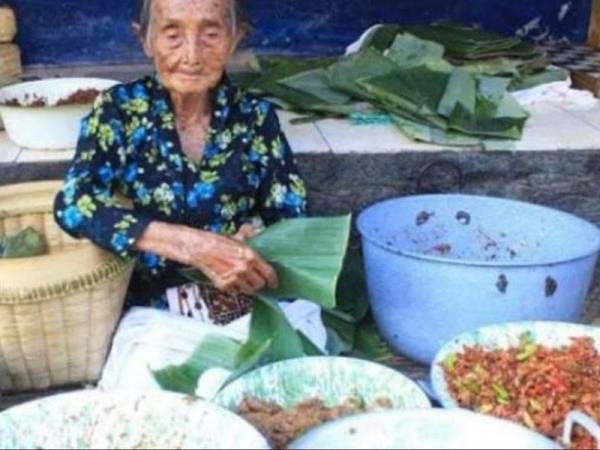 Mbah Lindu ketika menjual gudeg di Yogyakarta. - Foto Kompas