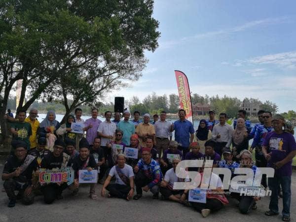 Ariffin bersama penganjur dan peserta Program 'Maghi Candat Sotong' Terengganu 2020.