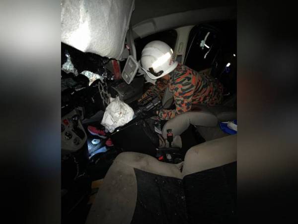 Anggota bomba mengeluarkan seorang anggota polis dan seorang lelaki yang tersepit dalam satu kemalangan membabitkan lima kenderaan di Lebuh Raya Utara Selatan, Kluang, Johor malam tadi.