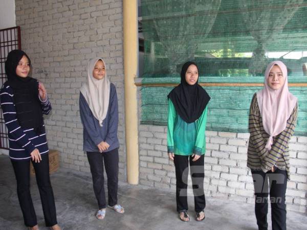 Amirah Syamimi (kanan) bersama Amirah Syaffinas (dua dari kanan) serta pasangan kembar, Amirah Syazani dan Amirah Syazana di rumah sewa mereka di Taman Serai Permai, Bagan Serai kelmarin. 