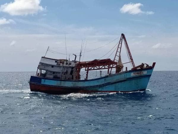 Salah sebuah bot milik nelayan asing yang berjaya ditahan selepas hampir dua jam dikejar APMM.