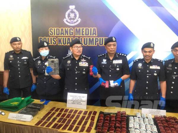 Mazlan (tiga dari kiri) menunjukkan hasil rampasan dadah pada sidang akhbar di Ibu Pejabat Polis Kontinjen Kuala Lumpur hari ini.
