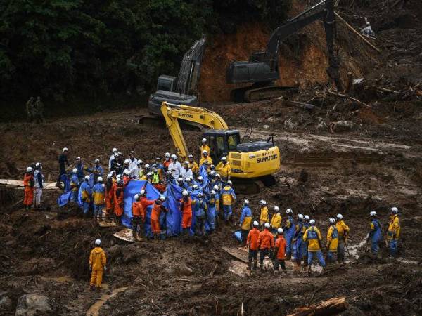 Penyelamat semasa operasi mencari orang hilang di Fukuhama. Foto: AFP