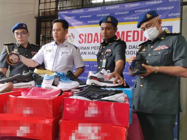 Saharuddin (tengah) ketika sidang media di stor eksibit KPDNHEP Terengganu, Chendering hari ini.