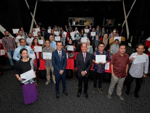 Zakaria dan Ahmad Idham bergambar bersama para penerima DKD pada Majlis Penyerahan Tawaran dana itu di Pawagam Mini P. Ramlee, Finas hari ini. Foto: Bernama