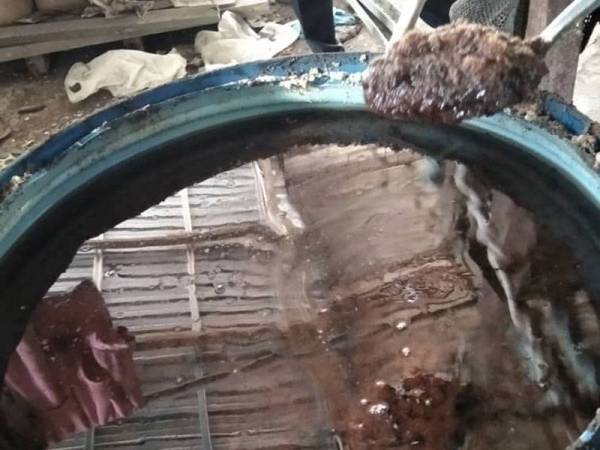 Tong yang menyimpan kerisik yang meloyakan.