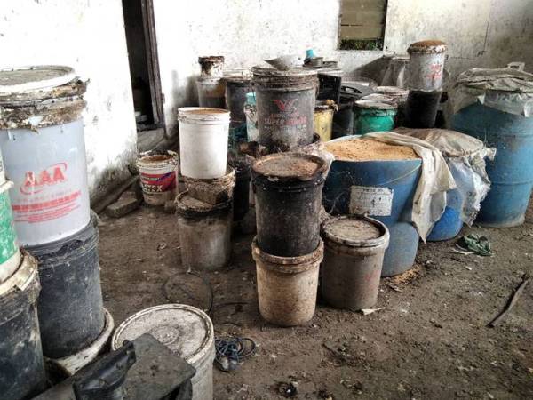 Keadaan kotor di kilang memproses kerisik yang diarahkan tutup.