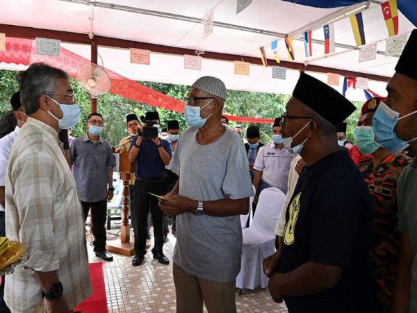 Yang di-Pertuan Agong Al-Sultan Abdullah Ri’ayatuddin Al-Mustafa Billah Shah berkenan beramah-mesra dengan mangsa banjir ketika melawat Pusat Pemindahan Banjir Sekolah Kebangsaan Chegar Perah hari ini.