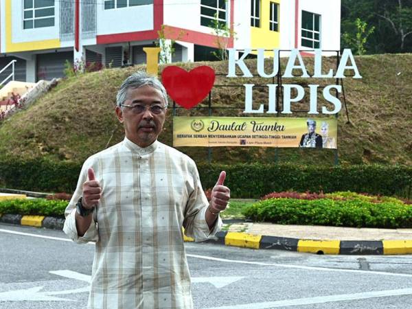 Yang di-Pertuan Agong Al-Sultan Abdullah Ri’ayatuddin Al-Mustafa Billah Shah berkenan bergambar dengan mercu tanda Kuala Lipis ketika melawat mangsa banjir di Pusat Pemindahan Banjir Sekolah Kebangsaan Chegar Perah hari ini.