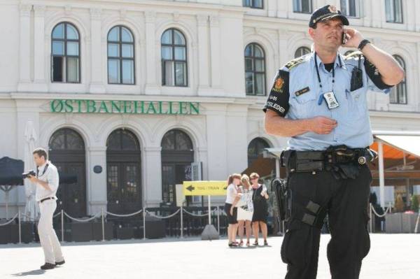 Gambar fail menunjukkan seorang anggota polis berkawal di sebuah stesen kereta api di Oslo, Norway. - Foto AFP