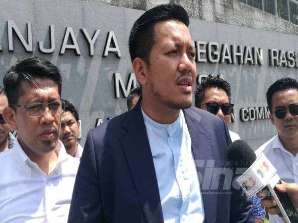 Dr Afif ketika ditemui pemberita di perkarangan bangunan SPRM, Putrajaya.