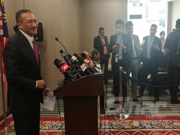 Hishammuddin ketika sidang akhbar di bilik media Parlimen di sini.