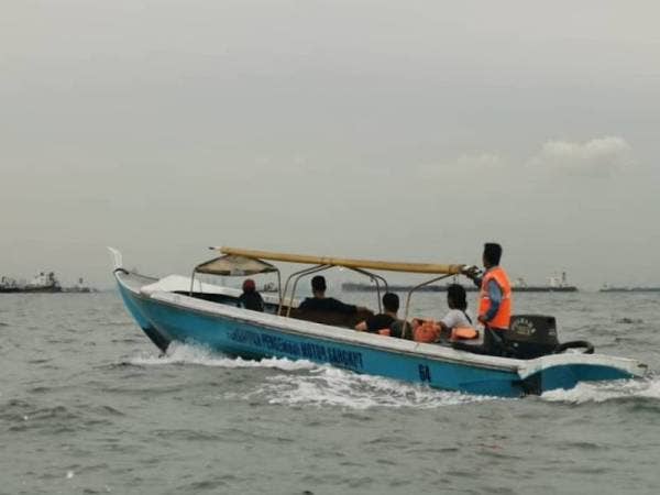 Teksi air yang membawa PATI ditahan di perairan Johor Barat dekat Tanjung Piai, petang semalam.