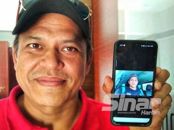 Syaiful menunjukkan gambar yang diedit dan tular kerana dikatakan seiras Shah Rukh Khan di laman sosial sejak semalam.