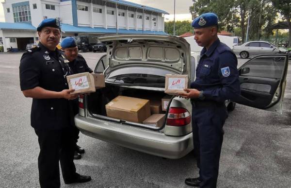 Rokok yang dijumpai dalam serbuan di sebuah rumah di Jalan Jati, Pandamaran, Klang semalam.