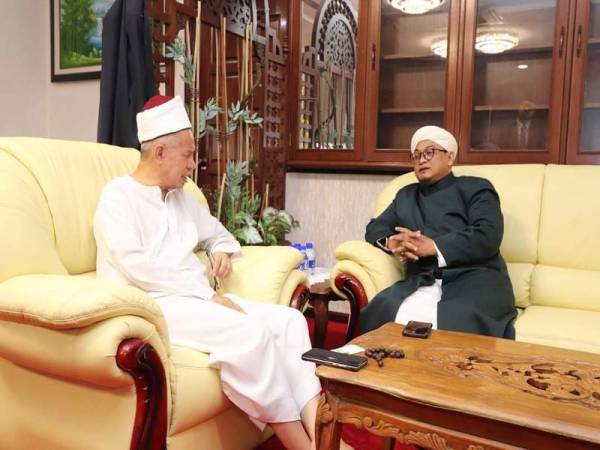 Zulkifli menerima kunjungan Nasrudin di pejabatnya hari ini. 