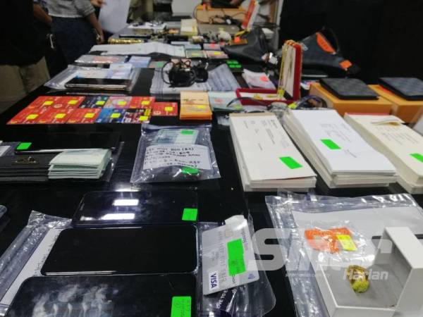 Antara barang yang dirampas susulan penahanan 10 suspek sindiket pelaburan dalam serbuan di sekitar Lembah Klang kelmarin.