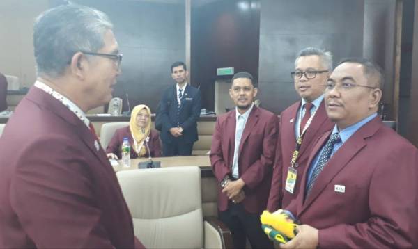 Muhammad Sanusi dan Radhi (tiga dari kanan) berbincang dengan Timbalan Presiden KFA, Datuk Abdul Rahman Abdullah (kiri) selepas EGM KFA 2020 di Wisma Darul Aman, baru-baru ini.