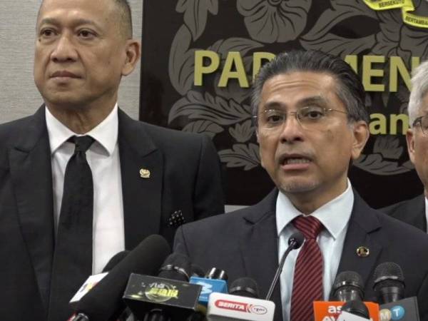 Syed Ibrahim dan Mohamed Nazri pada sidang media di Parlimen hari ini.