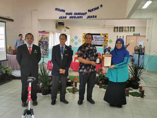 Ir Saiful Azmi (dua dari kanan) hadir menyempurnakan pelancaran sistem i-Hadir di SMK Rasau Kerteh B5 semalam.