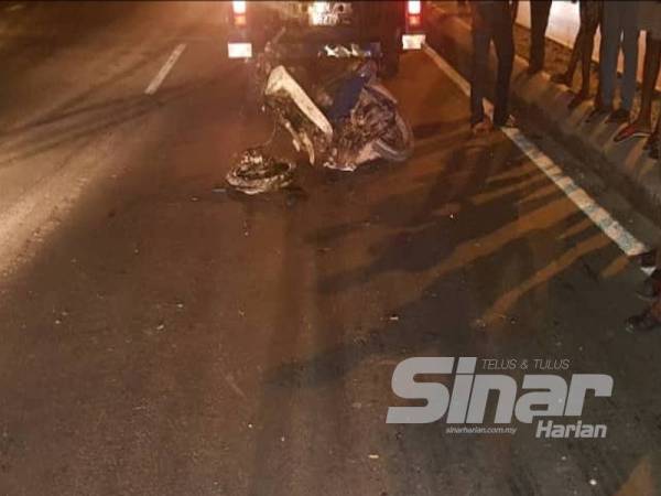 Motosikal mangsa yang terbabit dalam kemalangan di Kilometer 41 Jalan Klang - Teluk Intan, kelmarin.