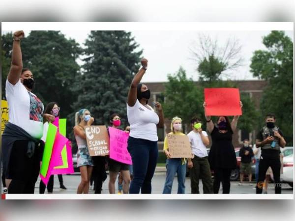 Pelajar protes rakan ditahan di pusat juvana kerana gagal buat kerja sekolah. -Foto Reuters