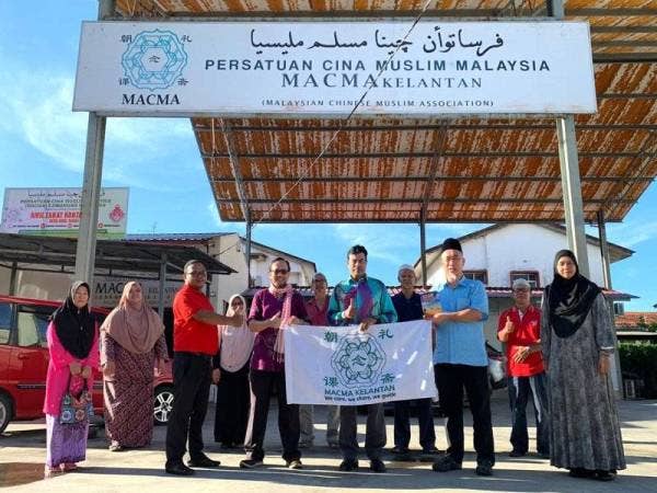 Mustapha (tiga dari kanan) bergambar kenangan bersama ahli-ahli MACMA Kelantan di sini semalam.