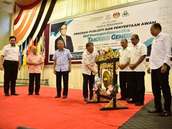 Wan Rosdy ketika menyempurnakan Majlis Perasmian Program Publisiti dan Penyertaan Awam Draf RKK Tanjung Gemok di Dewan Jubli Perak Sultan Haji Ahmad Shah, Rompin semalam.