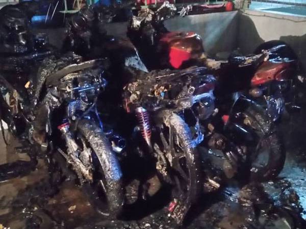 Empat buah motosikal terbakar dalam kejadian di kawasan parkir di Taman Castlefield, Sri Petaling awal pagi tadi. - Foto: Bomba Kuala Lumpur