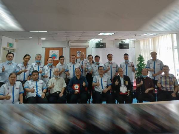 Ahli Dewan Perhimpunan Cina Kuala Lumpur bersama Paul (tiga dari kanan) pada Majlis Penghargaan Pahlawan sempena Hari Pahlawan oleh Dewan Perhimpunan Cina Kuala Lumpur di Desa Petaling semalam.