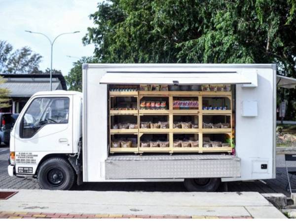 Perkhidmatan baharu iaitu Mobile Pet Truck yang diusahakan oleh pemilik The Cat Store, Muhammad Aswad Zakaria, 27, yang menawarkan perkhidmatan mengambil dan menghantar kucing pelanggan untuk mendapatkan dandanan, rawatan di klinik atau ditinggalkan sementara di hotel yang disediakan di kedainya di Jalan Teluk Wanjah, Alor Setar. Muhammad Aswad berkata idea ini sejak Perintah Kawalan Pergerakan dilaksanakan pada Mac lepas, ramai pelanggan mengeluh kesah kerana sukar untuk mendapatkan keperluan dan perkhidmatan buat si comel mereka.  - Foto Bernama