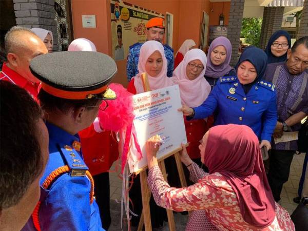 Ras Adiba menandatangani plak perasmian program Khemah Sedekah Jariah Orang Kota Bharu (OKB) Yayasan Kaseh Kanser dan Kronik (YKKK) di Rumah Kaseh Bakti OKB Jalan Sri Cemerlang di sini hari ini.