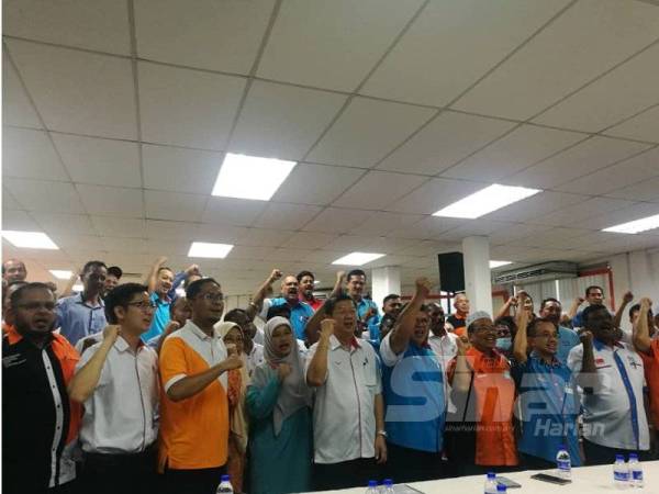 Johari (empat dari kanan) dan Phahrolrazi (tiga dari kanan) semasa Majlis Penubuhan dan Pelancaran Jawatankuasa PH Peringkat Parlimen Kedah di Pejabat Amanah Stargate hari ini.