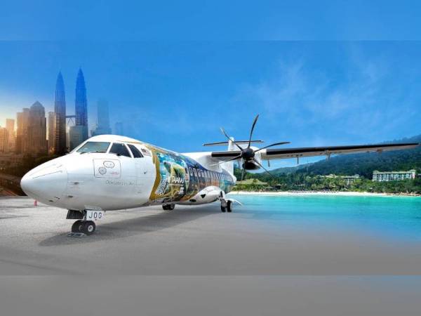 Pengunjung boleh sampai ke Pulau Redang dengan menaiki pesawat tempahan khas.