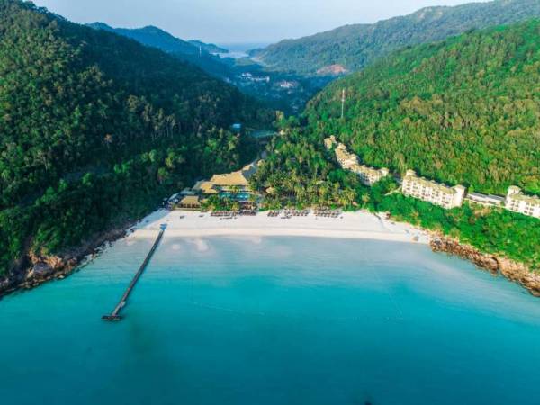 Pengunjung The Taaras Beach & SPA Resort akan berasa lebih dekat dengan alam kerana permandangan dan keindahan matahari terbenam, kebiruan serta kejerihan air laut.